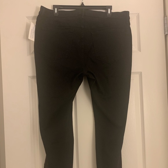 Black Old Navy Rockstar jeans - Picture 3 of 6